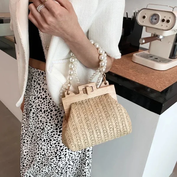 Trendy summer straw bag for women – luxury designer style with wooden top handle - Image 3