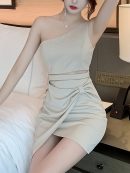 Đầm mini một vai thanh lịch, thiết kế chi tiết lưới, chất liệu polyester, dáng ngắn, khóa kéo, vạt chéo, ôm body, không kèm thắt lưng