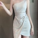 Đầm mini một vai thanh lịch, thiết kế chi tiết lưới, chất liệu polyester, dáng ngắn, khóa kéo, vạt chéo, ôm body, không kèm thắt lưng