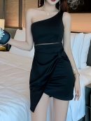 Đầm mini một vai thanh lịch, thiết kế chi tiết lưới, chất liệu polyester, dáng ngắn, khóa kéo, vạt chéo, ôm body, không kèm thắt lưng